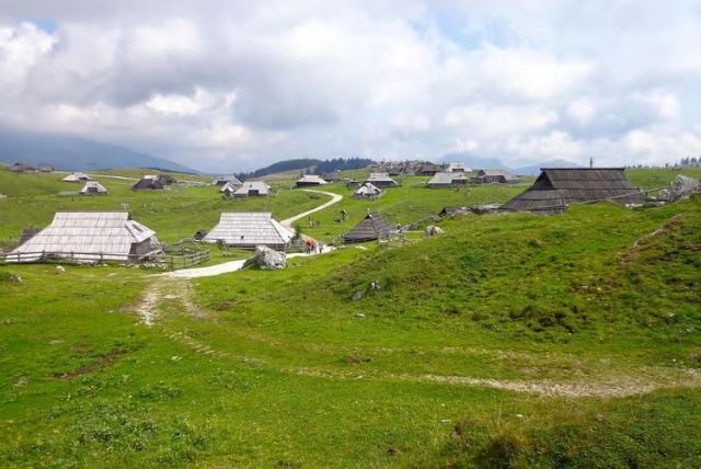 וליקה פלאנינה (Velika Planina) בסלובניה - טיול מלובליאנה credit to getyourguide.com
