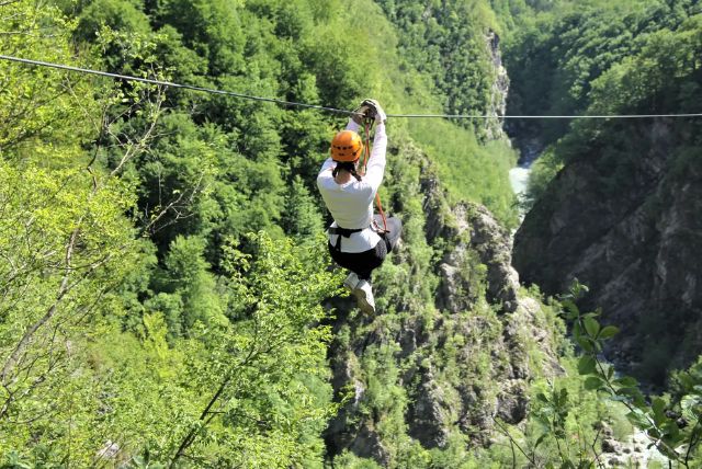 אומגות בסלובניה - ZIP LINE credit to getyourguide.com